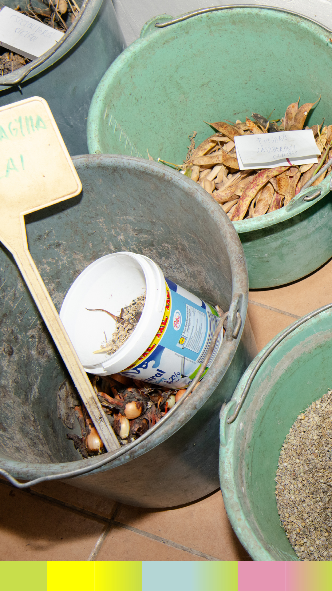 Mehrere Plastikeimer mit verschiedenem, selbstproduziertem Saatgut
